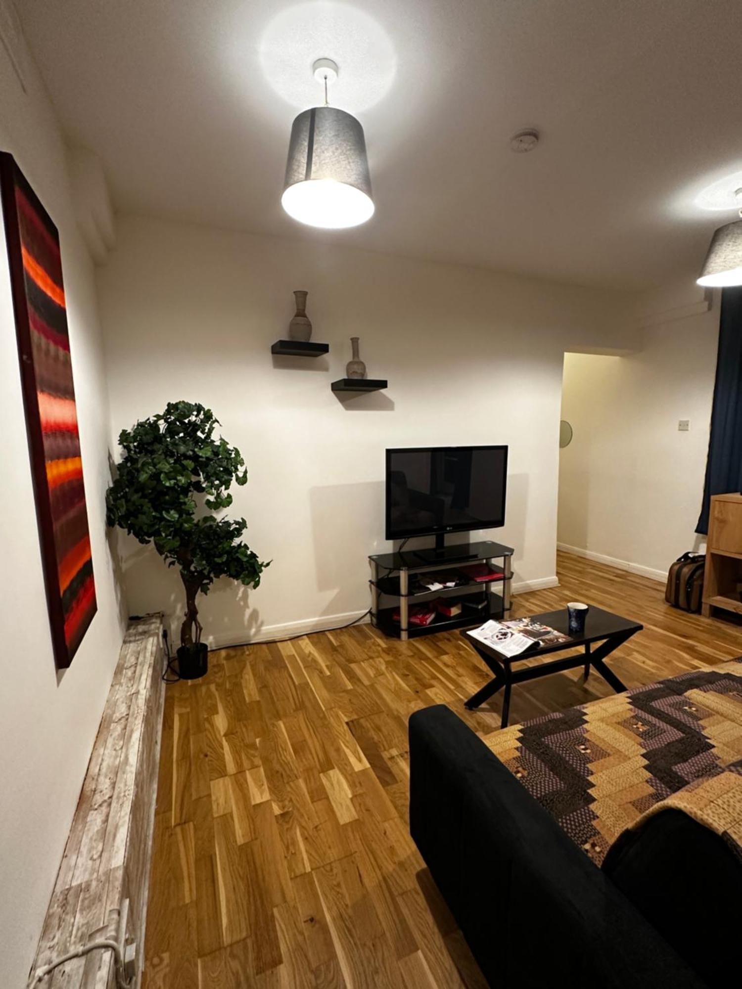 Charming 1-Bedroom Apartment Southfields, Londra Dış mekan fotoğraf