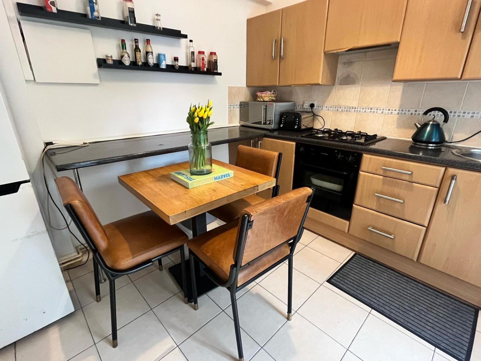 Charming 1-Bedroom Apartment Southfields, Londra Dış mekan fotoğraf